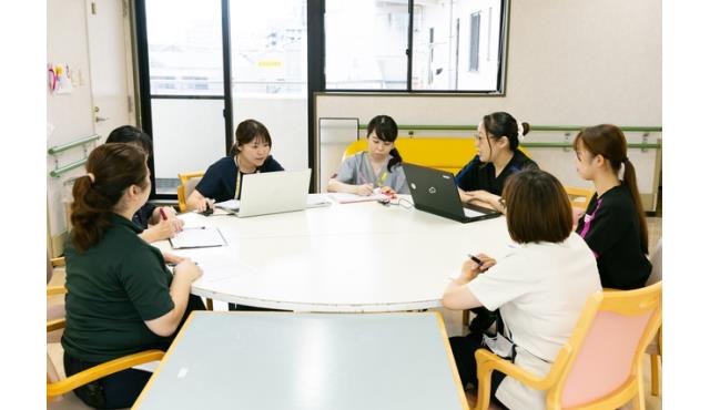 複数の専門性を活かして、質の高いケアを提供しています。
