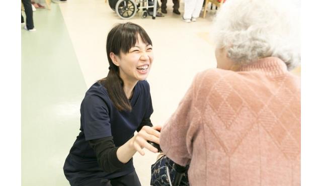 ヒューマンライフケア株式会社 ヒューマンライフケア鶴の湯（デイサービス）/【介護職員】時給1245円〜／未経験可／主婦（主夫）が活躍中／社会保険完備／資格取得支援／副業可／社員登用あり／転居を伴う転勤なし／産休・育休制度実績あり／残業ほぼなし／通勤手当